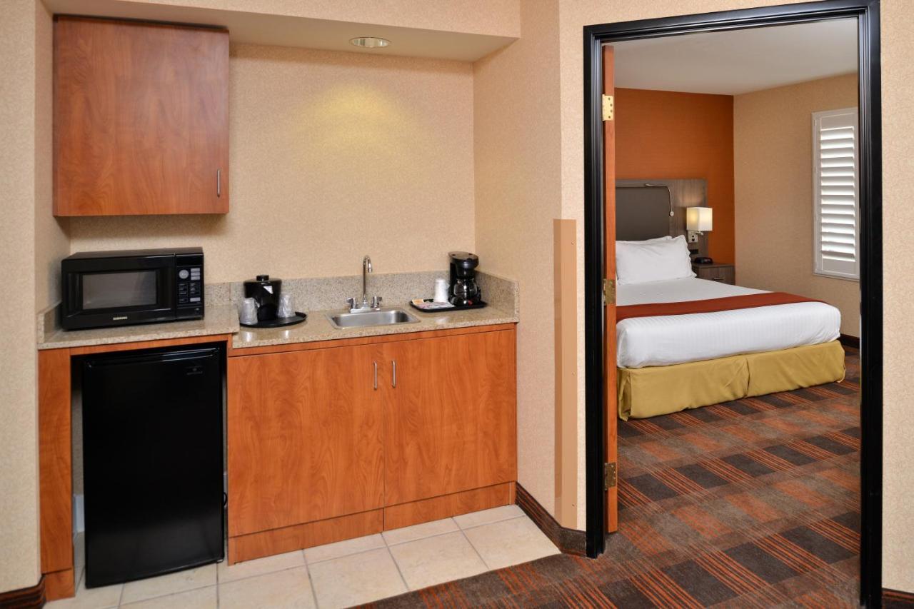 Holiday Inn Express & Suites Elk Grove Central - Hwy 99 By Ihg Εξωτερικό φωτογραφία